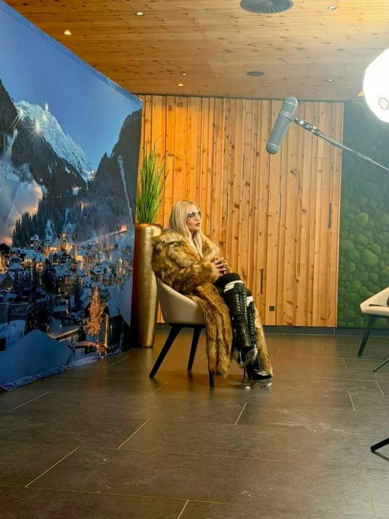 Рита Ора отправилась на горнолыжный курорт на каблуках