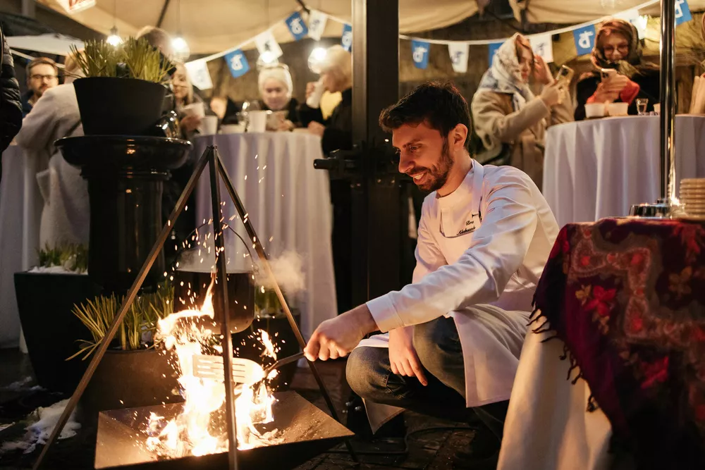 Самое интересное в ресторанах Москвы и Санкт-Петербурга: гастрольные именины, пикник под елкой, лапшичные ночи и бургеры со страусом
Самое интересное в ресторанах Москвы и Санкт-Петербурга: гастрольные именины, пикник под елкой, лапшичные ночи и бургеры со страусом