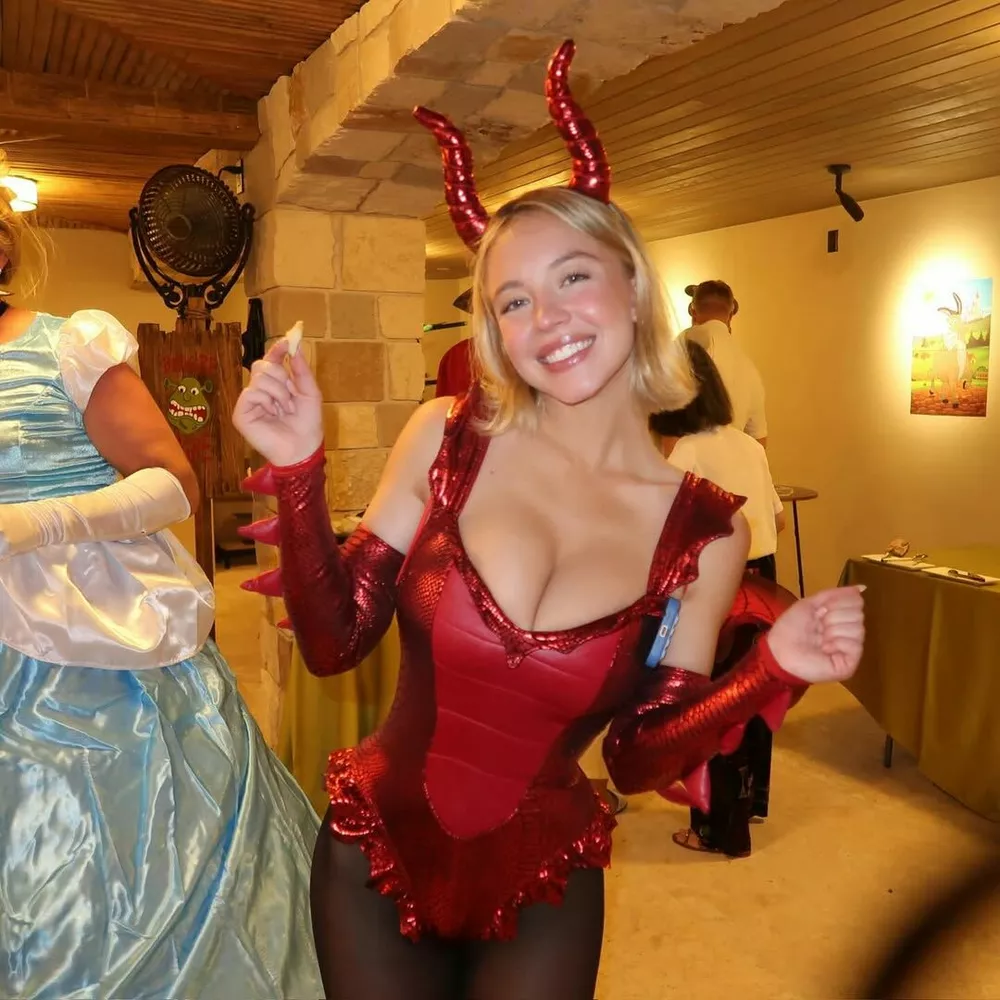 Сидни Суини появилась на тематической вечеринке в провокационном наряде