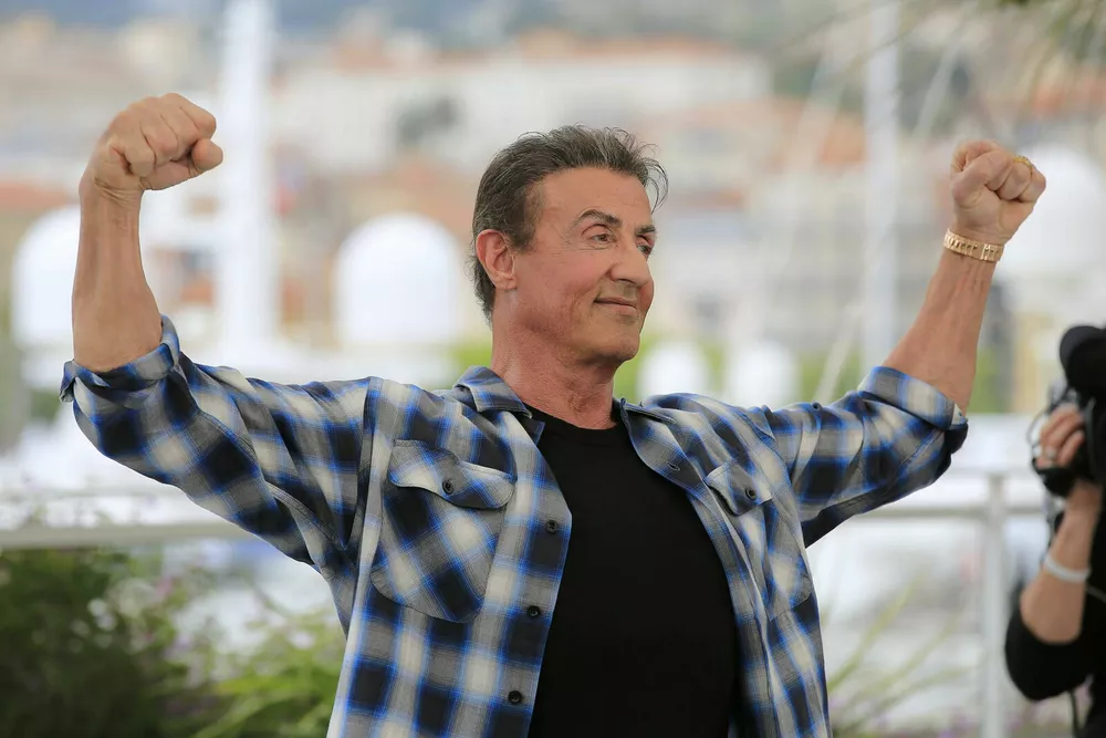 Сильвестр Сталлоне вышел на публику с тростью