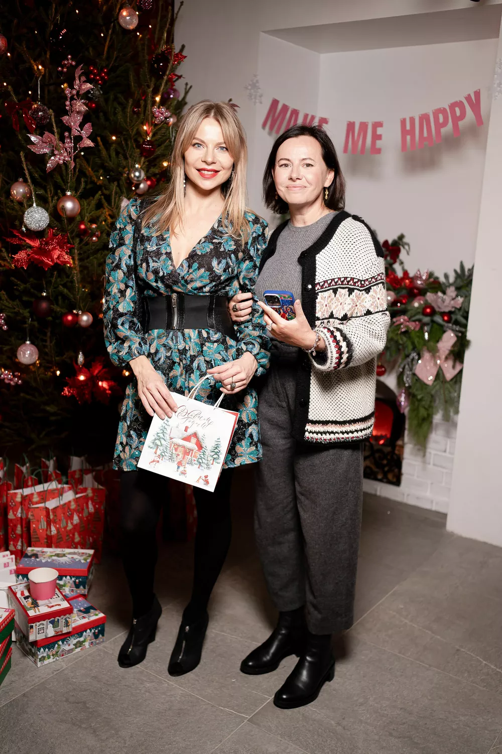 Сабина Ахмедова, Марк Тишман и другие звезды на предновогодней вечеринке в центре Москвы
Сабина Ахмедова, Марк Тишман и другие звезды на предновогодней вечеринке в центре Москвы