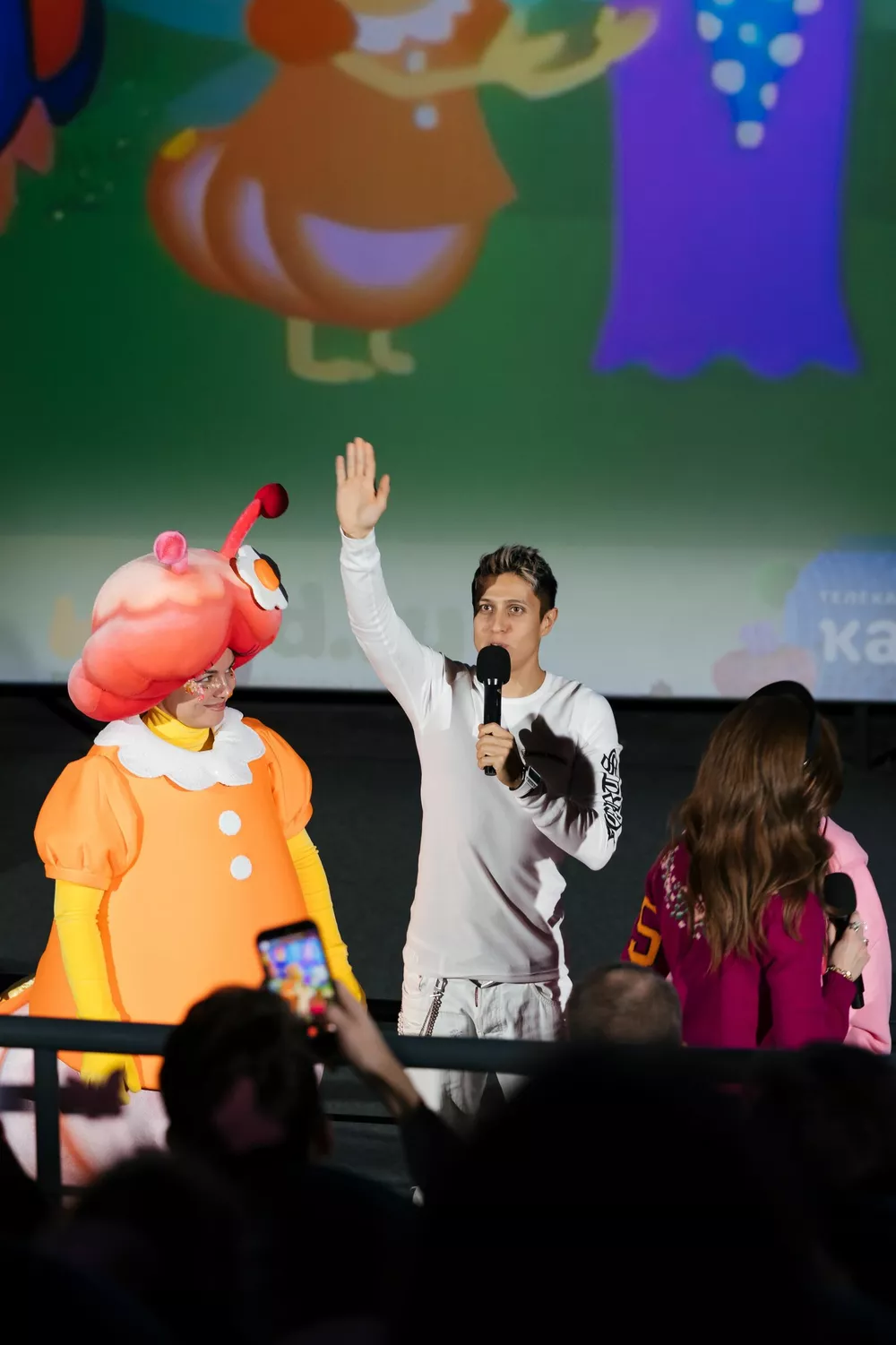 Юлия Барановская, Анастасия Макеева и Хабиб на премьере анимационного сериала “Приключения гусенички Анфисы”
Юлия Барановская, Анастасия Макеева и Хабиб на премьере анимационного сериала “Приключения гусенички Анфисы”