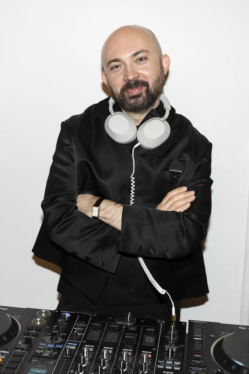 Виталий Козак приветствовал гостей DJ-сетом перед официальным началом мероприятия 