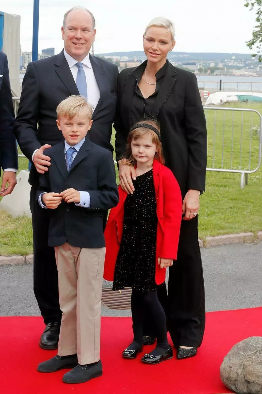 Шарлен с семьей с Норвегии, июнь 2022 года