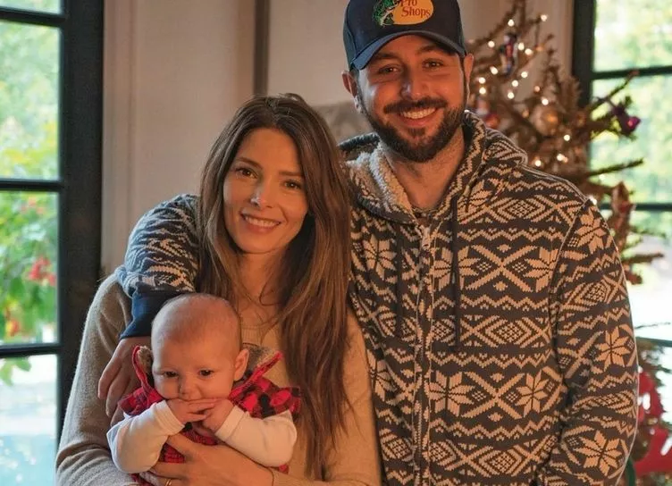 Звезда Сумерек Эшли Грин поделилась новым снимком дочери в ее первое Рождество
