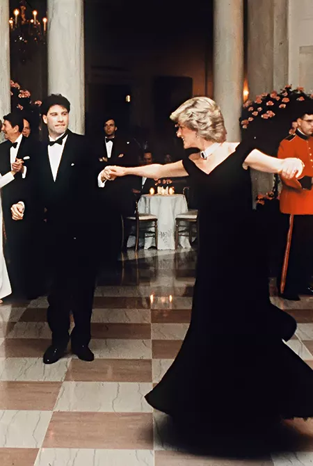 Танец с Джоном Траволтой в Белом доме, Диана в синем бархатном платье дизайнера Виктора Эдельштейна и в любимом чокере с четырьмя рядами жемчужных нитей, 1985 год