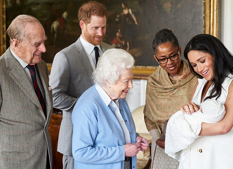 Королева Елизавета II поздравила сына Меган Маркл и принца Гарри с днем рождения