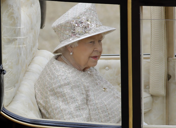 Стало известно, кто будет сопровождать королеву Елизавету II на параде Trooping the Colour