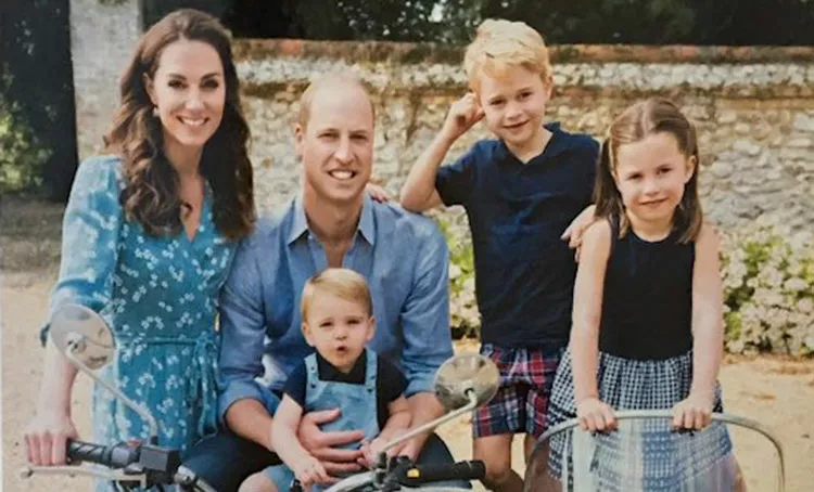 Кейт Миддлтон и принц Уильям с детьми представили рождественскую открытку