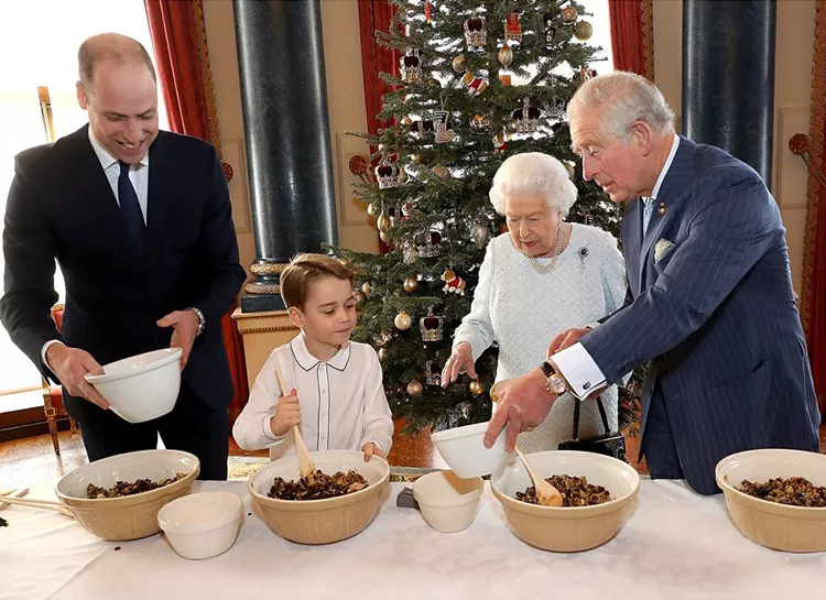 Повторяем за королевой Елизаветой: рецепт традиционного рождественского пудинга от шеф-повара Букингемского дворца
