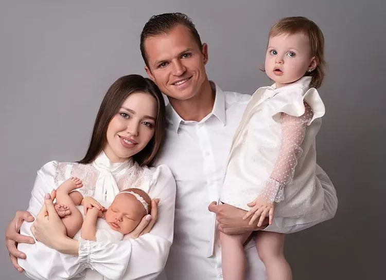 Дмитрий Тарасов и Анастасия Костенко впервые показали лицо младшей дочери