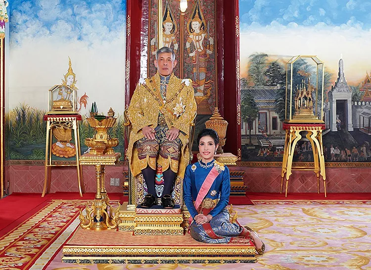 Стало известно, почему король Таиланда лишил свою фаворитку Сининат всех титулов и посадил в тюрьму