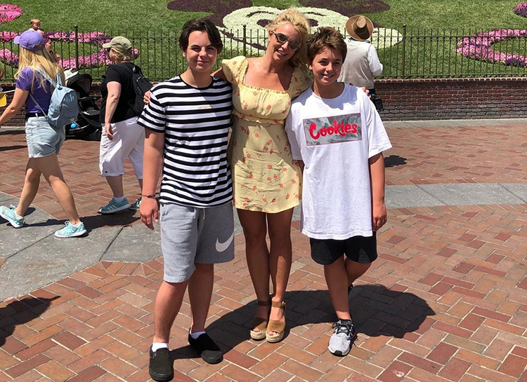 Бритни Спирс опубликовала архивное фото с сыновьями и рассказала о материнстве