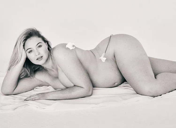 Модель plus size Искра Лоуренс родила первенца у себя дома