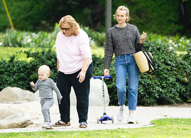 Редкий выход: Диана Крюгер на прогулке с дочкой в Лос-Анджелесе