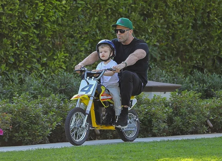 Неудержимые: Джейсон Стэтхэм учит 2-летнего сына езде на мотоцикле