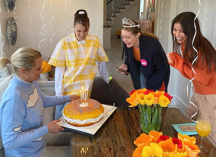 Торт в виде бейгла и цветы от Тейлор Свифт: как Джиджи Хадид отметила свой карантинный день рождения