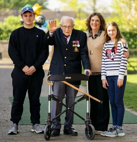 Капитан Том Мур со своей семьей: дочкой Ханной, зятем и двумя внуками