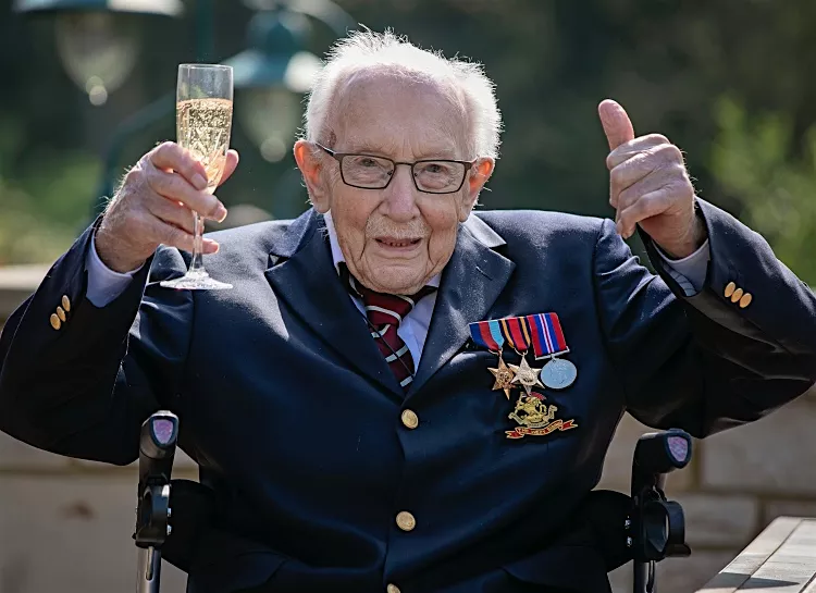 Новый герой: как 99-летний британец Том Мур собрал для больниц 30 миллионов фунтов стерлингов, просто гуляя по саду
