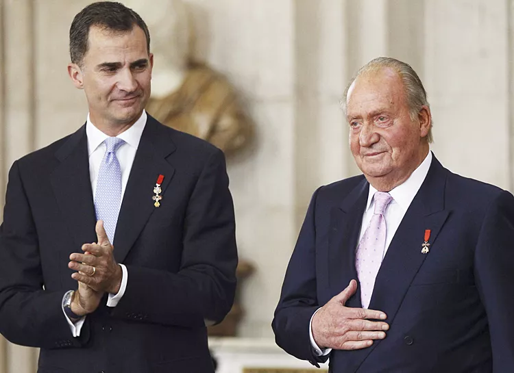 Бывший король Испании Хуан Карлос покидает страну из-за финансового скандала