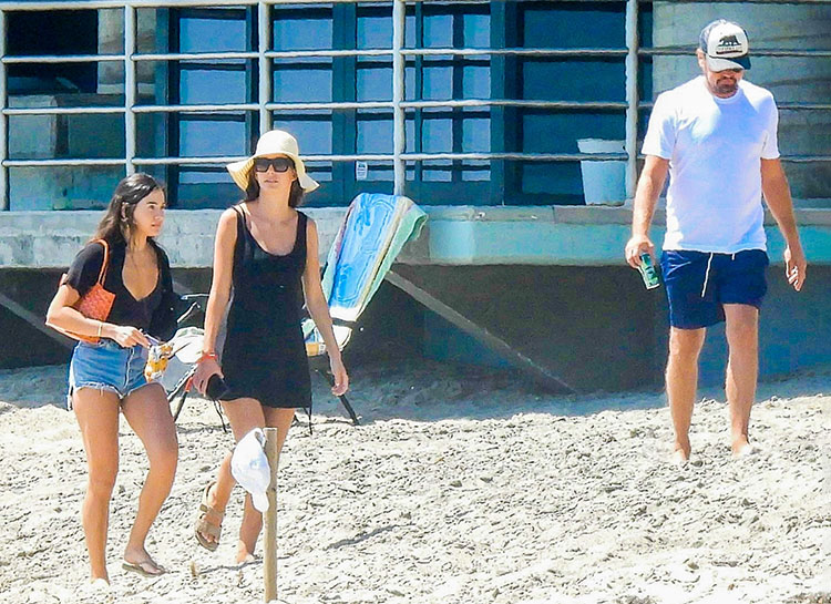 Леонардо Ди Каприо проводит время на пляже в Малибу со своей семьей и девушкой Камилой Морроне