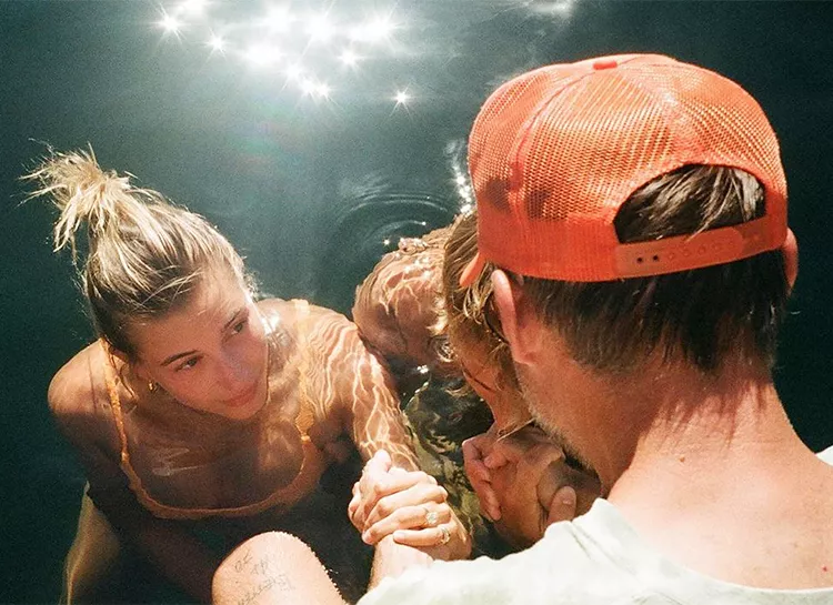 Джастин и Хейли Бибер приняли крещение на озере в Айдахо: фото из личного архива пары