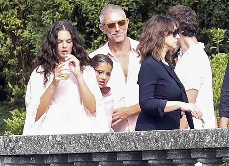 Моника Белуччи и Венсан Кассель поддержали дочь Деву на съемках рекламной кампании Dolce&Gabbana