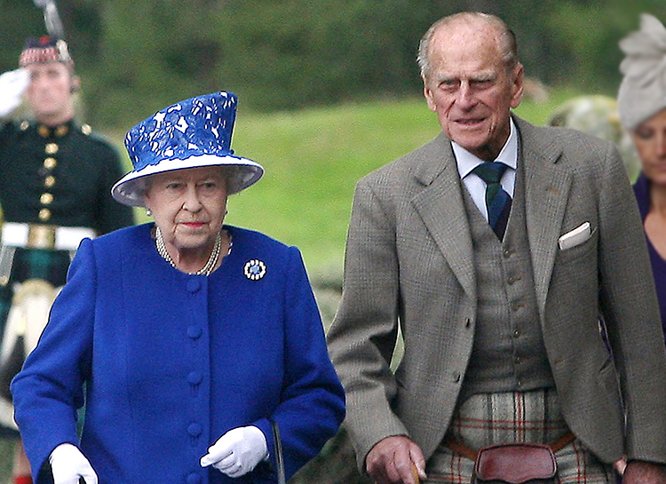 Частный джет и компания дорги: Елизавета II и принц Филипп прилетели в Балморал