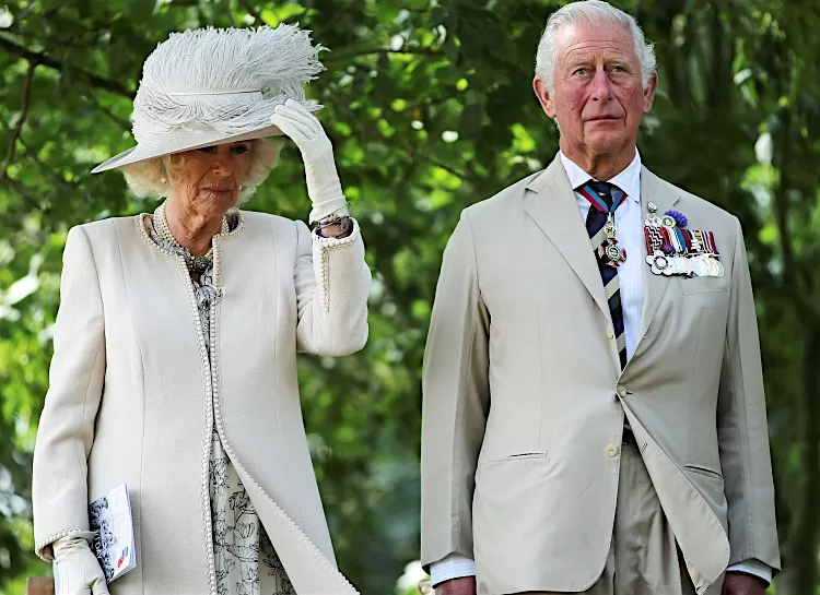 Послание от Елизаветы II и цветы от принца Чарльза: как британская королевская семья отметила важную историческую дату