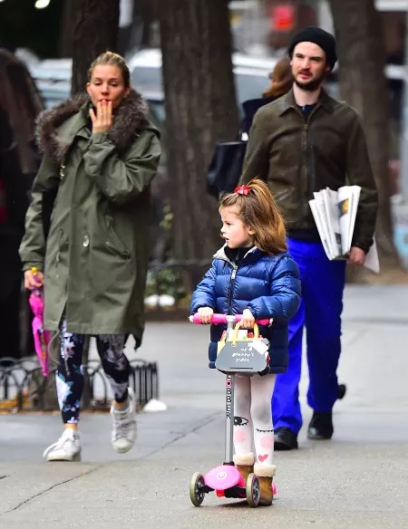 Сиенна Миллер и Том Старридж с дочкой Марлоу, Нью-Йорк, 2017