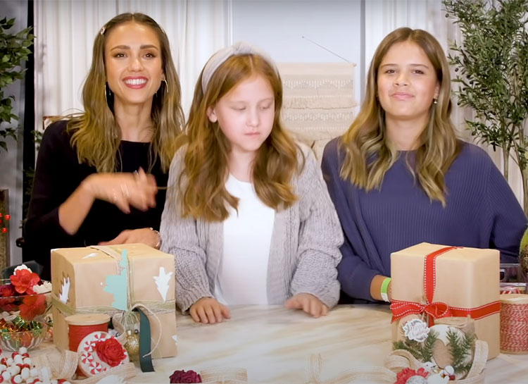 Как красиво упаковать подарки: мастер-класс от Джессики Альбы и ее дочерей