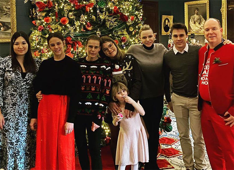 Князь Альбер в костюме Санты и елка мечты: княгиня Шарлен показала, как ее семья встретила Рождество