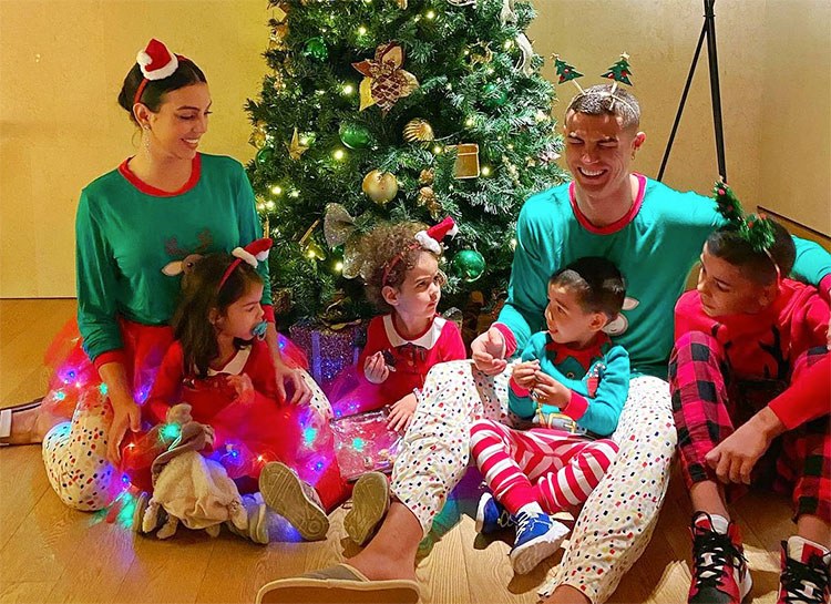 Рождество-2020: Криштиану Роналду, Дэвид и Виктория Бекхэм, Джастин Бибер и другие поделились семейными снимками