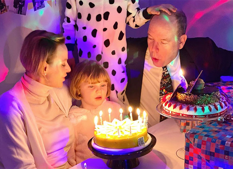 Торт со свечками, встреча с животными и "крещение" лодки: князь Альбер и княгиня Шарлен рассказали, как отметили 6-летие детей