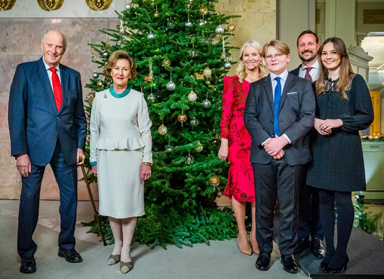 Следующие на очереди: королевские семьи Норвегии, Дании и Великобритании представили свои рождественские открытки