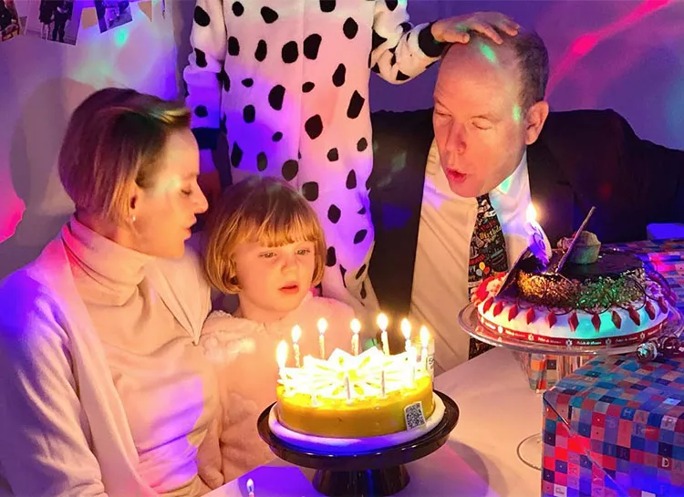 Торт со свечками, встреча с животными и крещение лодки: князь Альбер и княгиня Шарлен рассказали, как отметили 6-летие детей