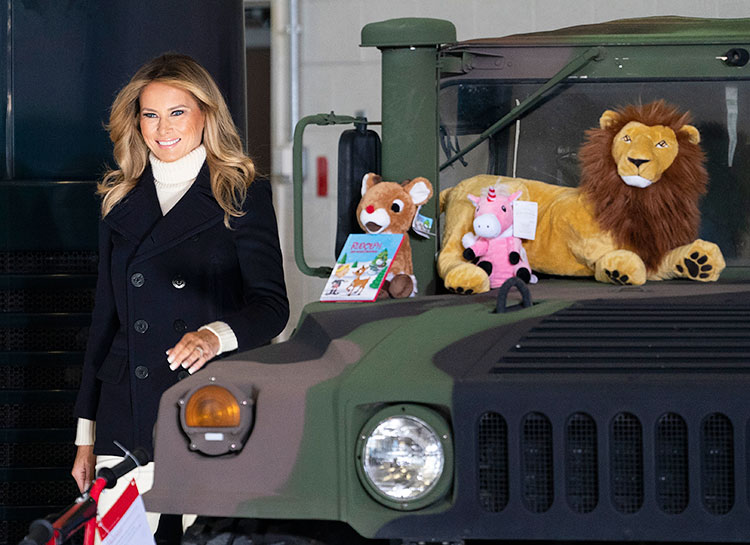 Почти в роли Санты: Мелания Трамп раздала игрушки детям из малообеспеченных семей
