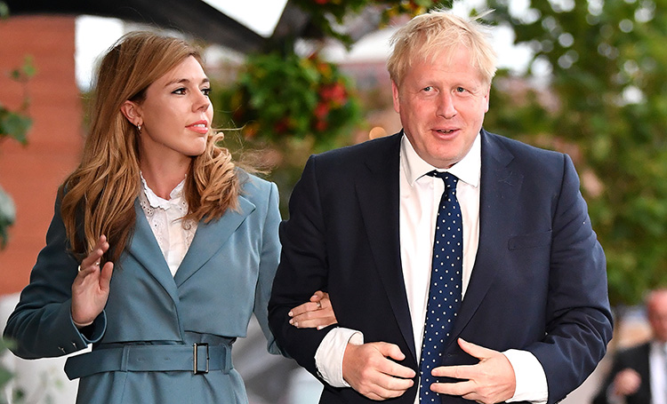 Премьер-министр Великобритании Борис Джонсон и его девушка Кэрри Саймондс помолвлены и ждут ребенка