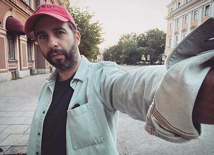Иван Ургант поделился редкими снимками жены и дочерей