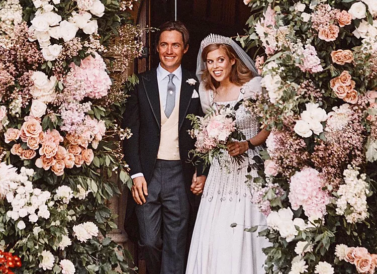 Принцесса Беатрис представила первые фото со свадьбы с Эдоардо Мапелли Моцци