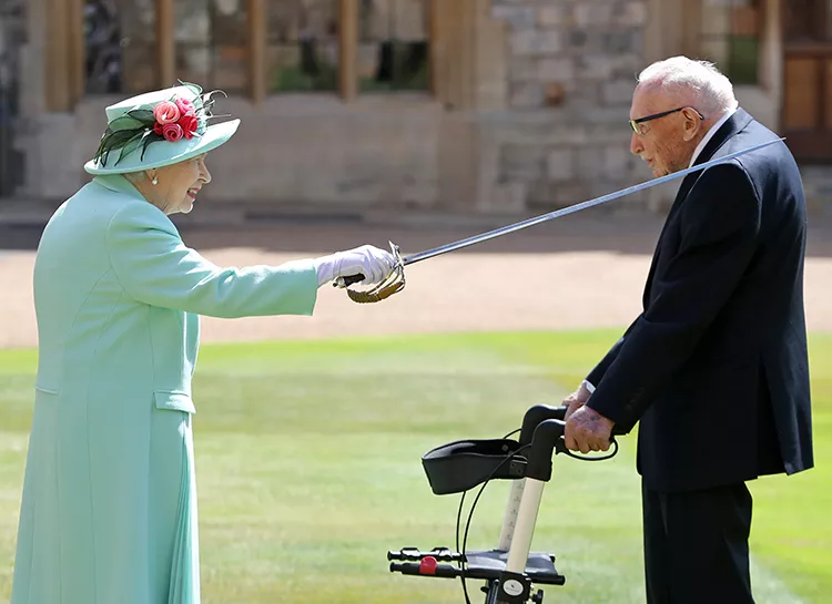 Если я преклоню колено, то уже больше никогда не встану, мэм: 94-летняя Елизавета II посвятила в рыцари 100-летнего Тома Мура