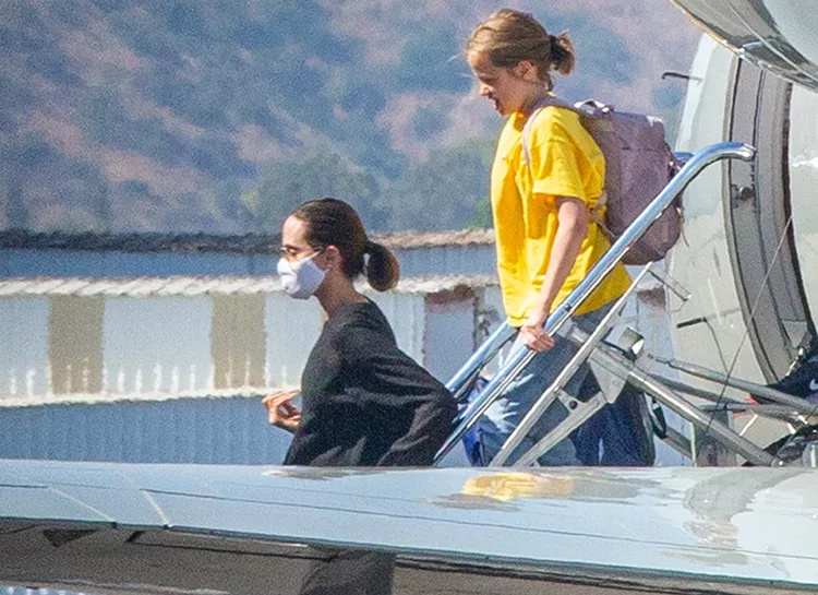 Полет нормальный: Анджелина Джоли с дочерьми Захарой и Вивьен и сыном Джоном (ранее - Шайло) в аэропорту Бербанка