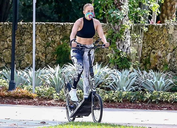 Секрет идеальной фигуры: Дженнифер Лопес замечена во время тренировки на эллиптическом велосипеде