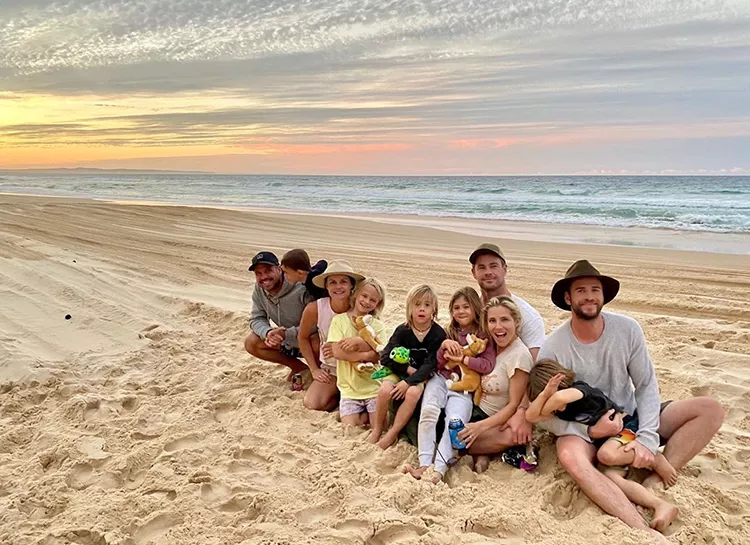 Серфинг на песке и дом на колесах: Крис и Лиам Хемсворты провели выходные в путешествии по родной Австралии