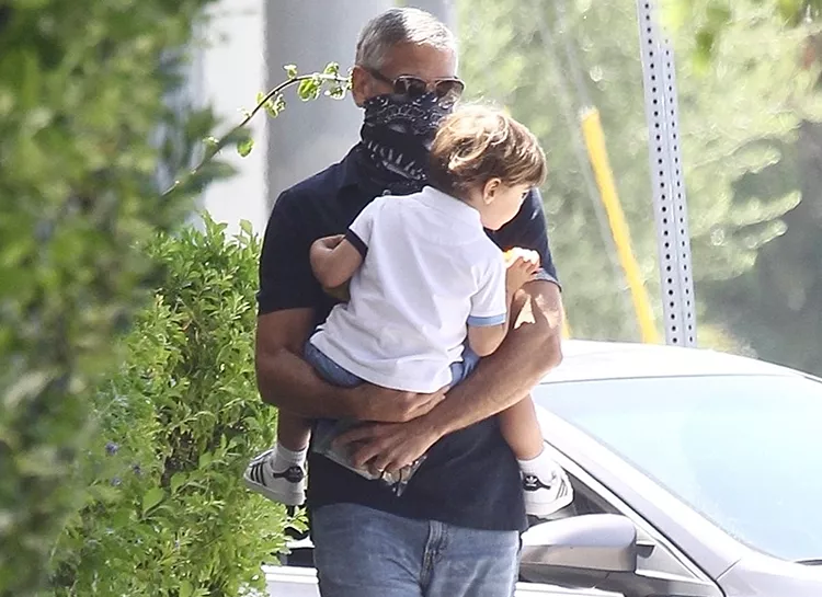 Джордж Клуни впервые за долгое время замечен на прогулке с подросшим сыном