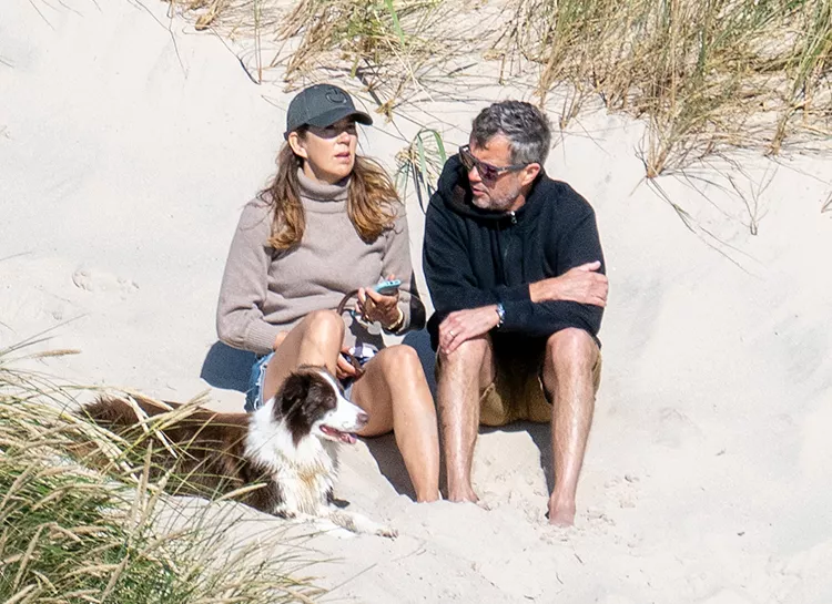 Как обычная семья: кронпринц Дании Фредерик и принцесса Мэри на пляже Скагена