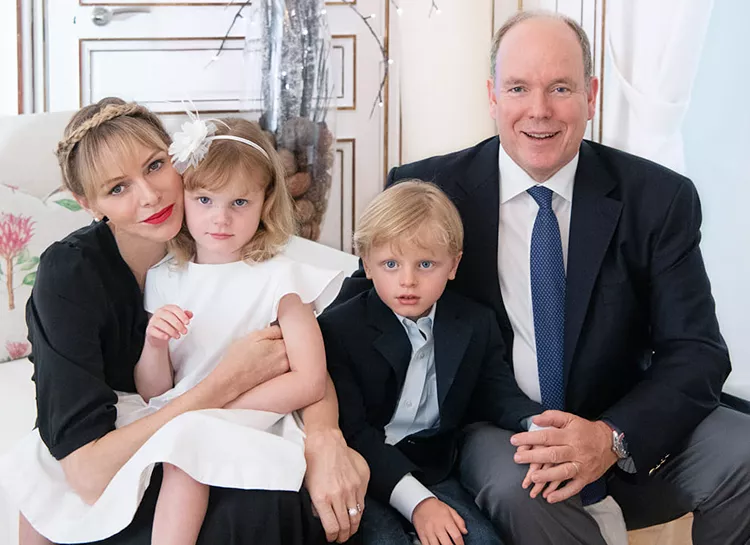 Князь Монако Альбер и княгиня Шарлен поделились новым портретом по случаю свадебной годовщины