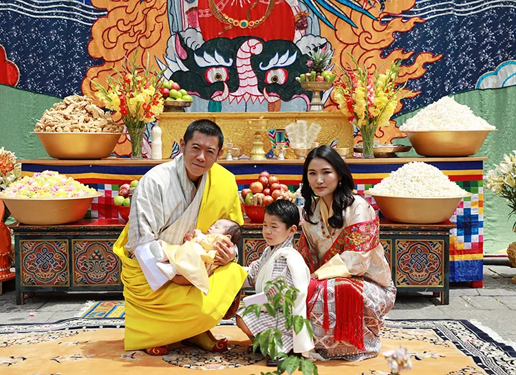 Король и королева Бутана обнародовали имя второго сына и поделились новыми фото