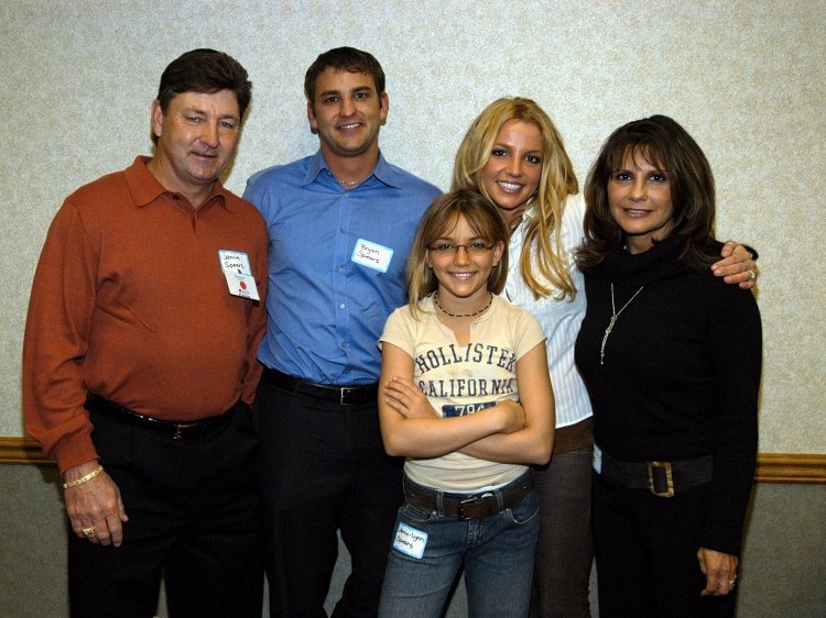 Бритни Спирс с семьей и отцом (крайний слева), нулевые годы