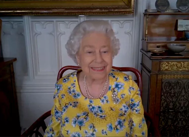 Как в зеркало гляжусь: королева Елизавета II посетила презентацию своего нового портрета онлайн